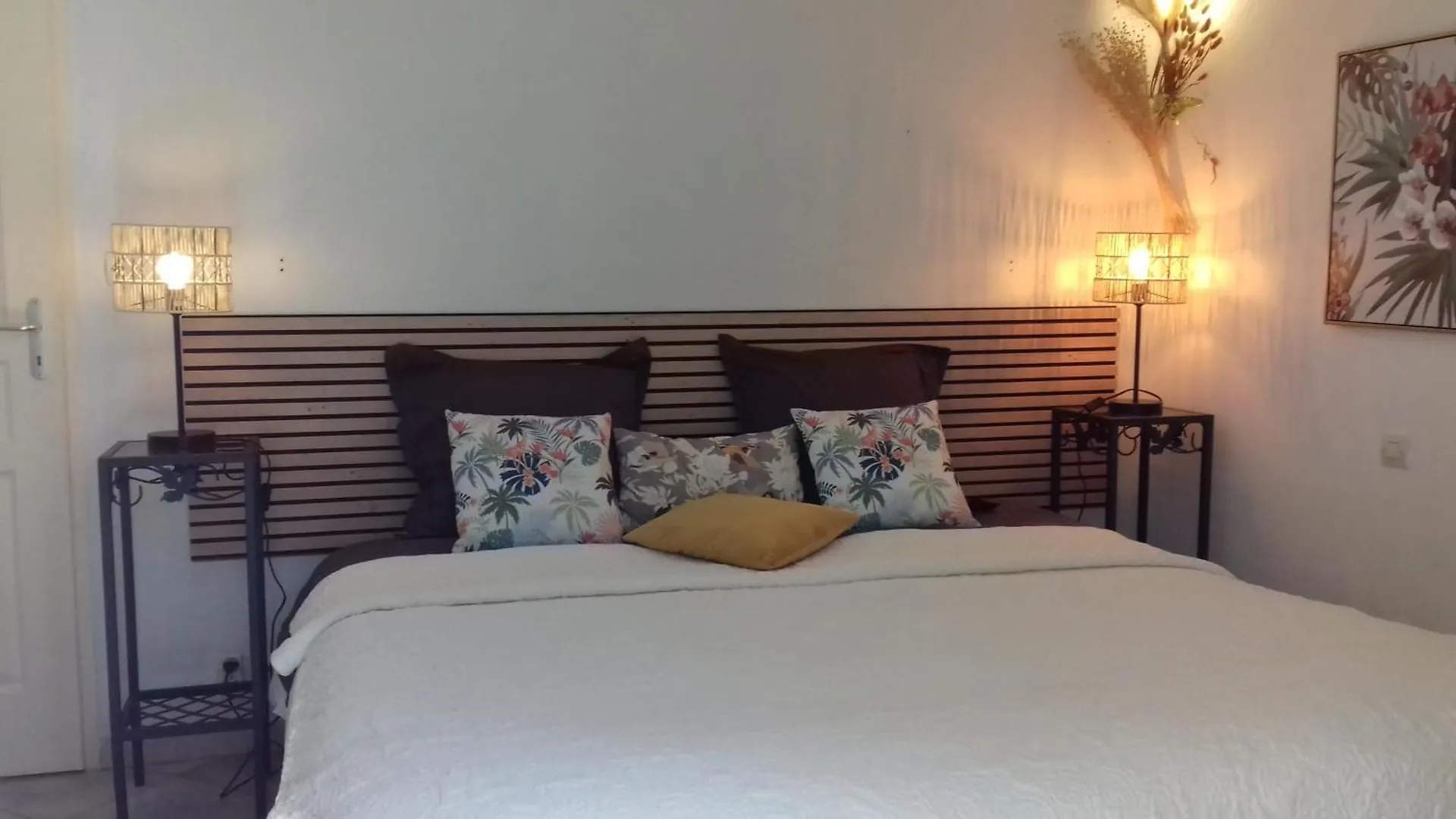 Les Chardons Bleus Bed & Breakfast Lorgues 0*,  France